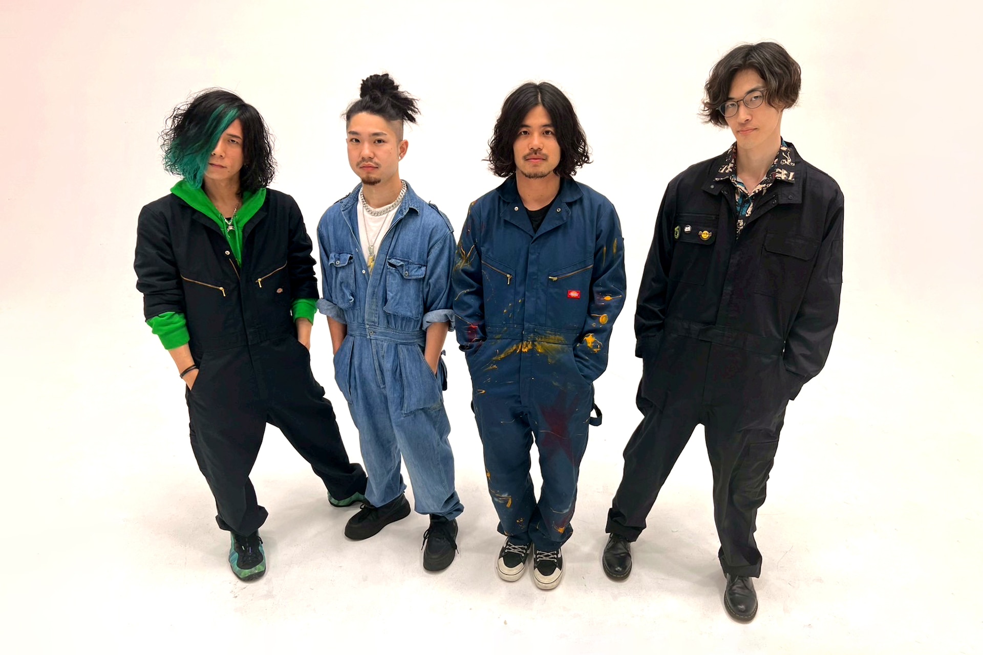 Suspended 4thのベーシストHiromu Fukuda、デザイナーのAiri babaと