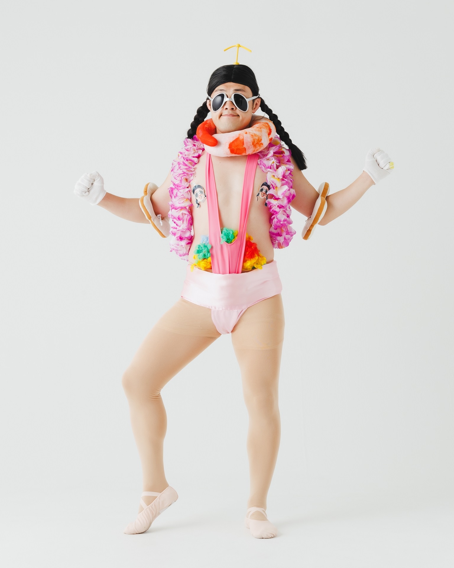 さや香・新山のアクスタ発売、私服と漫才衣装の3体セット - お笑いナタリー