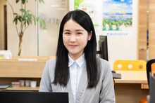 富川葵を演じる辻凪子。