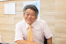 海野⼆郎を演じる、おかやまはじめ。