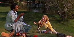 悲しみは空の彼方に