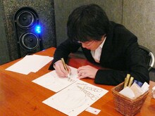 ファンにサインをするokama