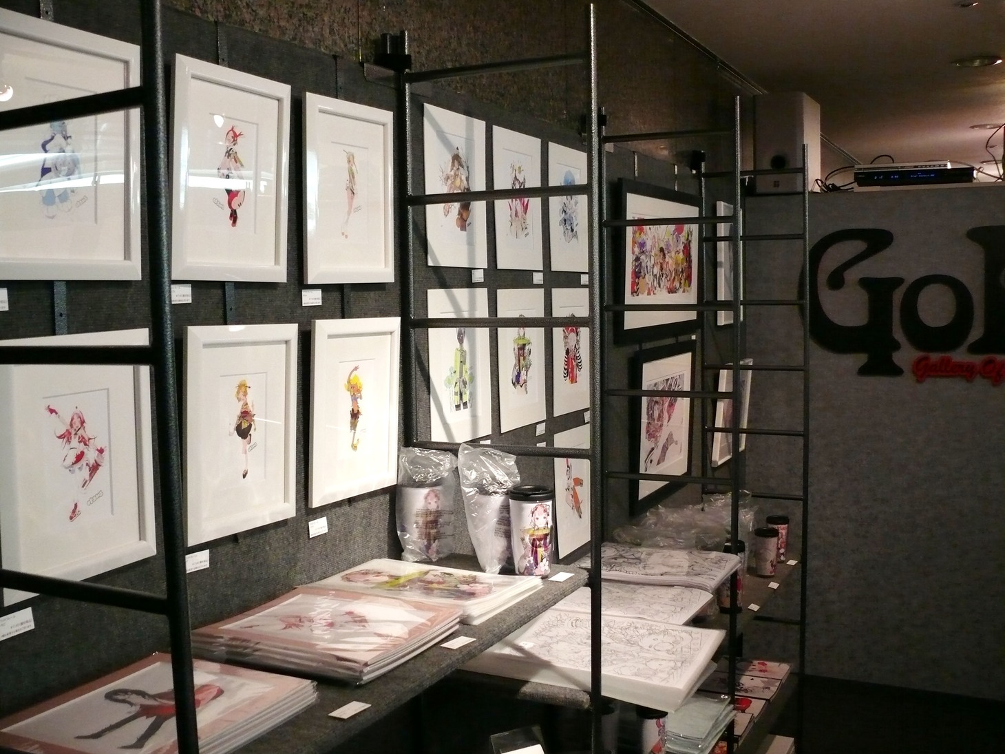 カラーからラフ原稿まで、okamaのアートワークでいっぱいの展示会