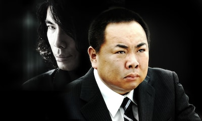 いつになく真剣な眼差しを注ぐ塚地武雅。©2009山本康人・小学館／超人ウタダ製作委員会