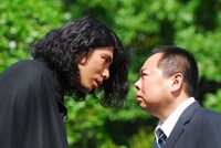 塚地を見据えるは片桐仁演じる謎の男「神崎竜五郎」。