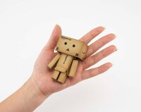体長8cm弱の手のひらサイズ。いつでもどこでもミニダンボーと一緒。
