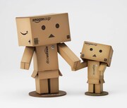 ダンボーとミニダンボー、2体仲良く手をつなぐ。