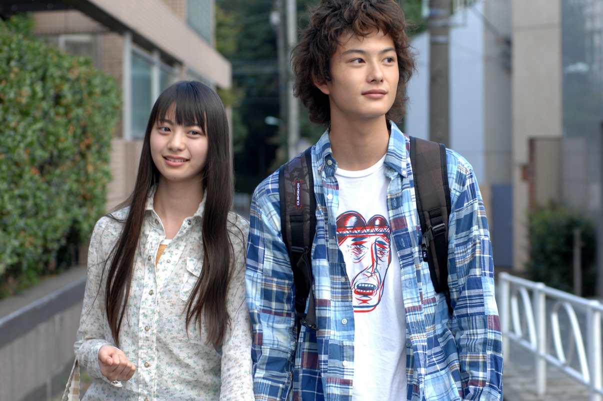 ヒロイン・鈴木ソラ役の山下リオ（左）と、緑川豪太役の岡田将生（右）。（©2008 山田典枝/「魔法遣いに大切なこと」製作委員会）