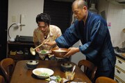 手馴れた手つきで調理を行う松平。(C)2009 立原あゆみ(プレイコミック)/「極道の食卓」製作委員会