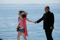 学生服に身を包み、少女に手を引かれる松平。顔には困惑の色が。(C)2009 立原あゆみ(プレイコミック)/「極道の食卓」製作委員会