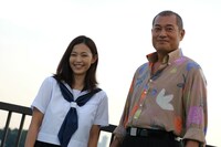 セーラー服と極道の貴重な2ショット。(C)2009 立原あゆみ(プレイコミック)/「極道の食卓」製作委員会