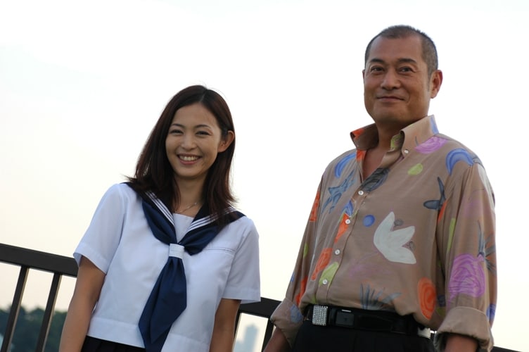 セーラー服と極道の貴重な2ショット。(C)2009 立原あゆみ(プレイコミック)/「極道の食卓」製作委員会