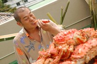 山盛りの蟹を頬張り、至福の表情を浮かべる松平。(C)2009 立原あゆみ(プレイコミック)/「極道の食卓」製作委員会