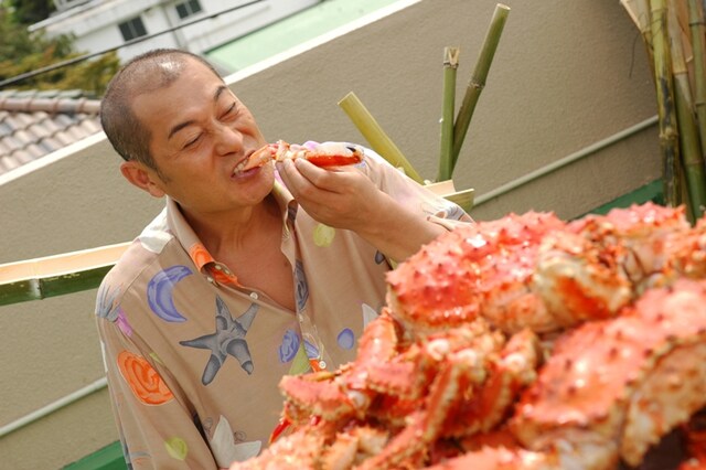 山盛りの蟹を頬張り、至福の表情を浮かべる松平。(C)2009 立原あゆみ(プレイコミック)/「極道の食卓」製作委員会