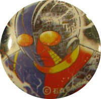 「人造人間キカイダー」のバッジ。電子頭脳がまる見えだ。