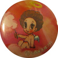 「二級天使」のバッジ。純真無垢な瞳でこっちを見ている。