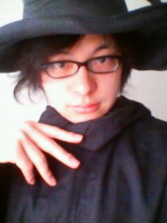 あやしい手つきで魔法使いに扮する西島大介。