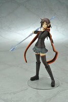 必殺の武器「龍槍逆撫（りゅうそうさかなで）」を構えた「槍桜ヒメ」。右手に持つ武器は「ラクロスのスティック」と「龍槍逆撫」の2種類が差し替え可能。（©ヤスダスズヒト/講談社）