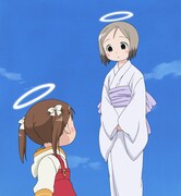 輪っかをつけた美羽と色装束がやけに似合っている茉莉。