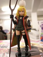 コミナタ編集部で組み立てられた初号おまけのフィギュア。