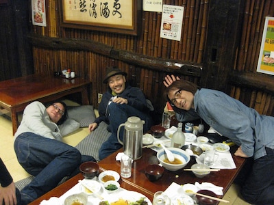 居酒屋での打ち合わせ風景。当日もどこまでリラックスしたトークが繰り広げられるのか、やや心配しつつも期待したい。