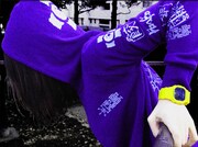 同じく「カイマン」のデザインフーディーの青バージョン。より派手に、よりポップに。