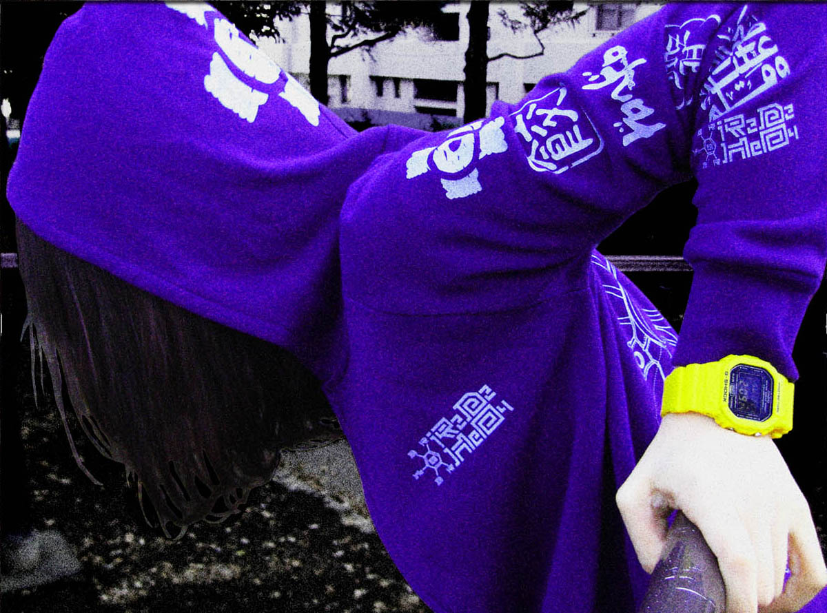 同じく「カイマン」のデザインフーディーの青バージョン。より派手に、よりポップに。