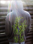 こちらは煙ファミリーの掃除屋「心」のマスクをモチーフにした、血管プリントフーディー・かぶりタイプの蛍光グリーンバージョン。ド派手な「極悪ハード」系。裏起毛で寒い時期に最適。