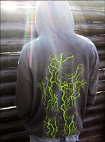 こちらは煙ファミリーの掃除屋「心」のマスクをモチーフにした、血管プリントフーディー・かぶりタイプの蛍光グリーンバージョン。ド派手な「極悪ハード」系。裏起毛で寒い時期に最適。