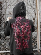 同じく「心」のマスクをモチーフにした血管プリントフーディー・かぶりタイプの色違い。赤と青の血管が入り乱れ、まるで静脈と動脈のよう。