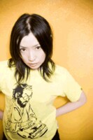 D[di:]。2000年にデビューし、独自のスタイルで小説、イラスト、絵画、音楽、ファッション等、多岐に渡り活動中。