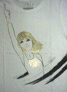 憂いを秘めた表情。指先の向こうには何が。