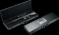 劇中のイメージを再現した、シリアルナンバー入りブラックアルミ・ガンケース。