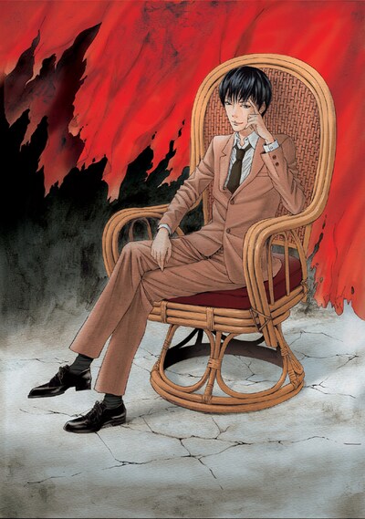 椅子に腰掛け、不敵な笑みを浮かべる男。背後に揺れる朽ちたカーテン。何かが始まる、大いなる予感！