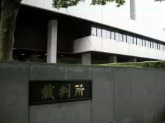 東京地裁にはこの日、17席の傍聴席を求めるファンら58人が列を作り、抽選を待った。