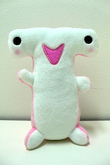 鈴木次郎が自画像として使用しているキャラクター「シュモクザメ」。サメとはとても思えないほどのゆるふわっぷり。