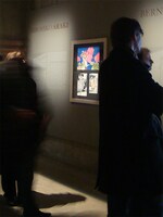 かなり暗い室内の中、スポットライトを用いて作品を浮かび上がらせる展示手法。