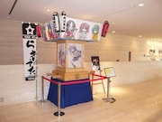 展示室の入口には、2008年に行われた鷲宮神社の祭礼「土師祭(はじさい)」にて実際に使用された「らき☆すた御輿」が飾られている。神への信仰と美少女への憧憬、2つのテーマがひとつになったコラボレーションをぜひ目に焼き付けてほしい。