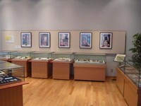 「らき☆すた」絵馬など、地域とのコラボグッズ展示も。