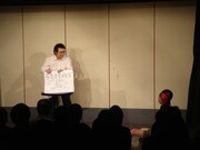 過去に行われた「しなまつり」の様子。画用紙を使ったコントが披露されている。