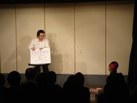 過去に行われた「しなまつり」の様子。画用紙を使ったコントが披露されている。