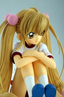 トレードマークのツインテールもくっきり。