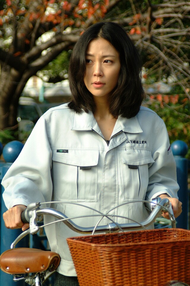 訝しそうな目つきで辺りをうかがう木村佳乃。