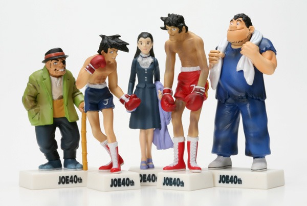 全5巻分のフィギュアセット。白木葉子を中心にジョーと力石を並べた図はドラマチックのひと言。（C）高森朝雄・ちばてつや／講談社