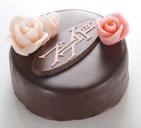 ロゴがあしらわれた「ケイク・オ・ショコラ＜プライド＞」。