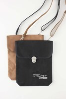 一澤信三郎帆布のポシェットもチョコレートカラーとブラックから選べる。お財布や鍵などを入れて持ち歩くのに便利。