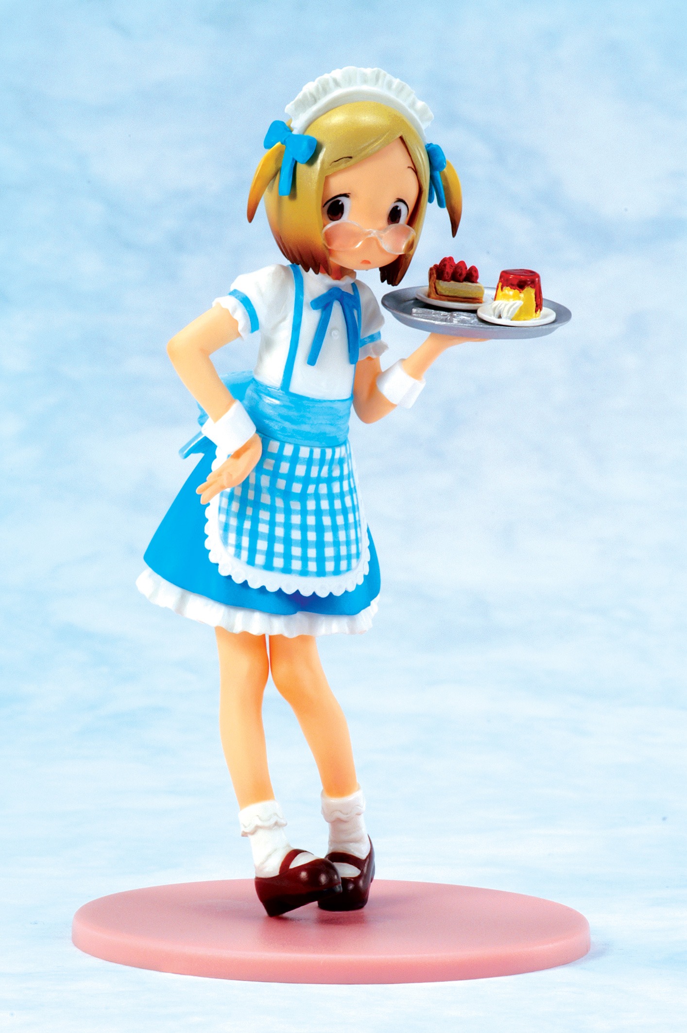 桜木茉莉はファミレスのウエイトレス風。