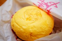 元気玉（げんきだま）んには、ちょっと見えにくいが悟空のイラストが烙印されている（商品はすべて、撮影後スタッフがおいしくいただきました）。