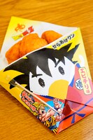 コミナタ編集部が買ってきたドラゴンボール商品。まずは大人気のからあげくん。悟空バージョンはなぜかエビチリ味。