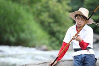 竿を構える真剣な面持ちは少年のそれではなく、勝負を前にした1人の釣り師。いざ川へ！(c)2009「釣りキチ三平」製作委員会